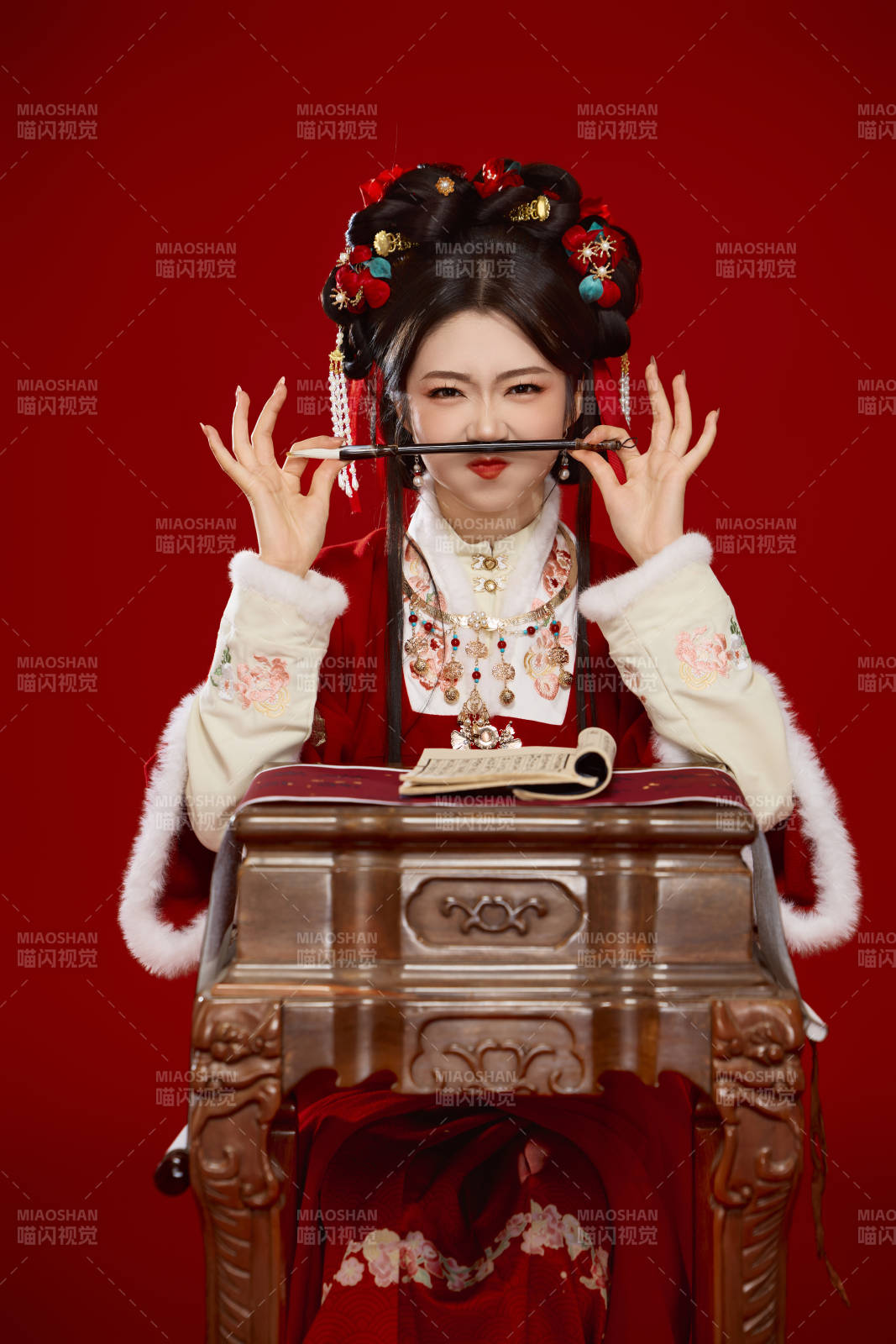 红色背景下身穿喜庆汉服认真学习的中国美女