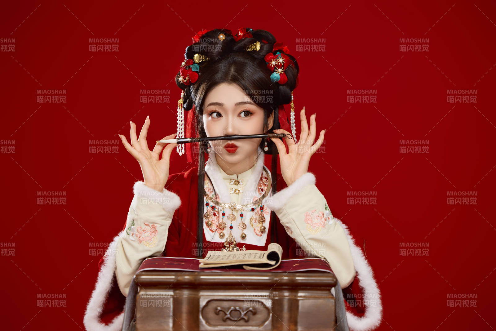 紅色背景下身穿喜慶漢服認真學習的中國美女