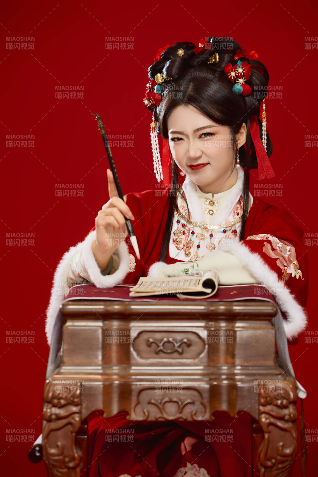 红色背景下身穿喜庆汉服认真学习的中国美女