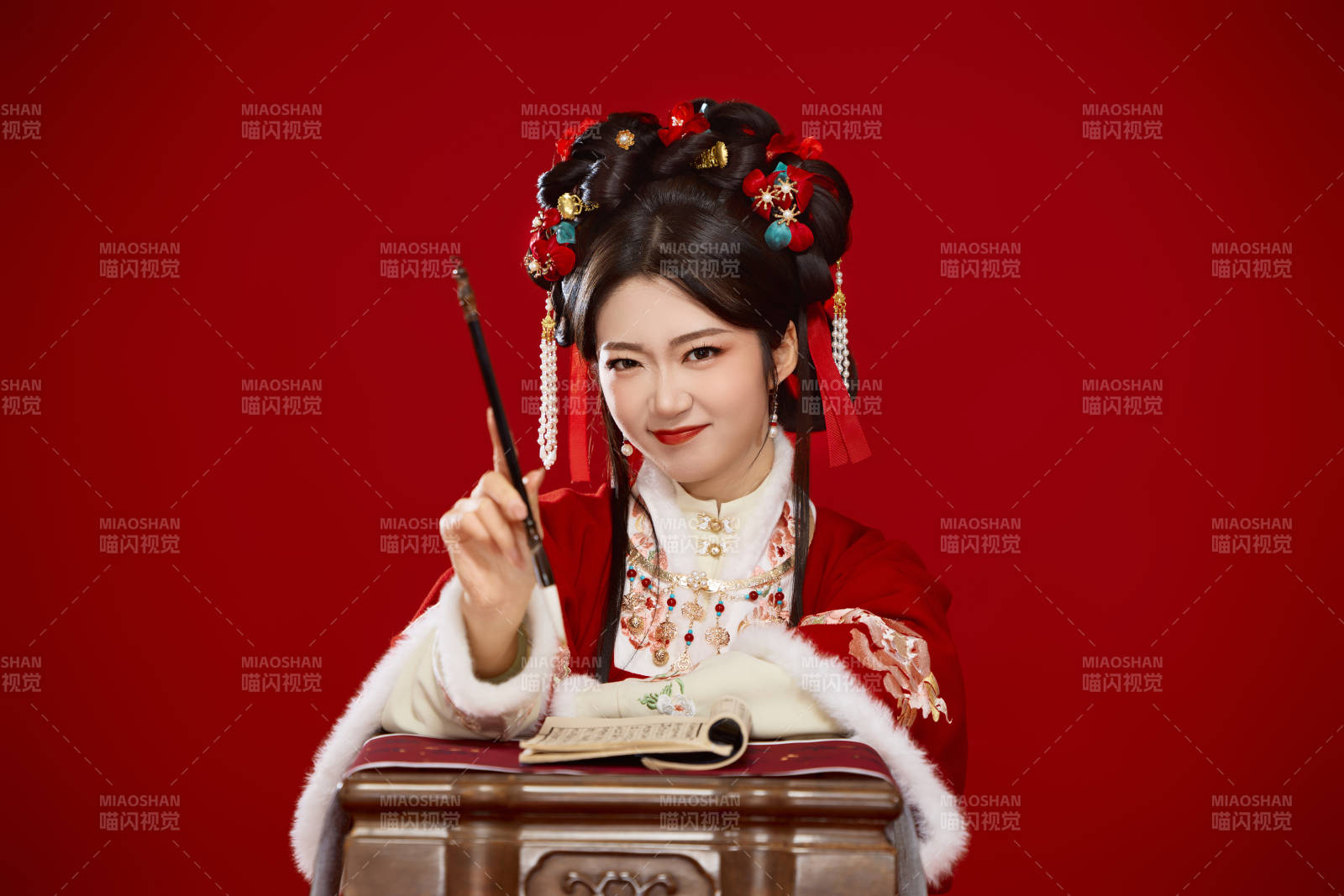 紅色背景下身穿喜慶漢服認真學習的中國美女