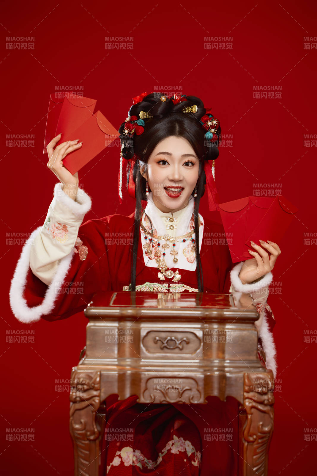 紅色背景下身穿漢服手拿紅包拜年的中國美女