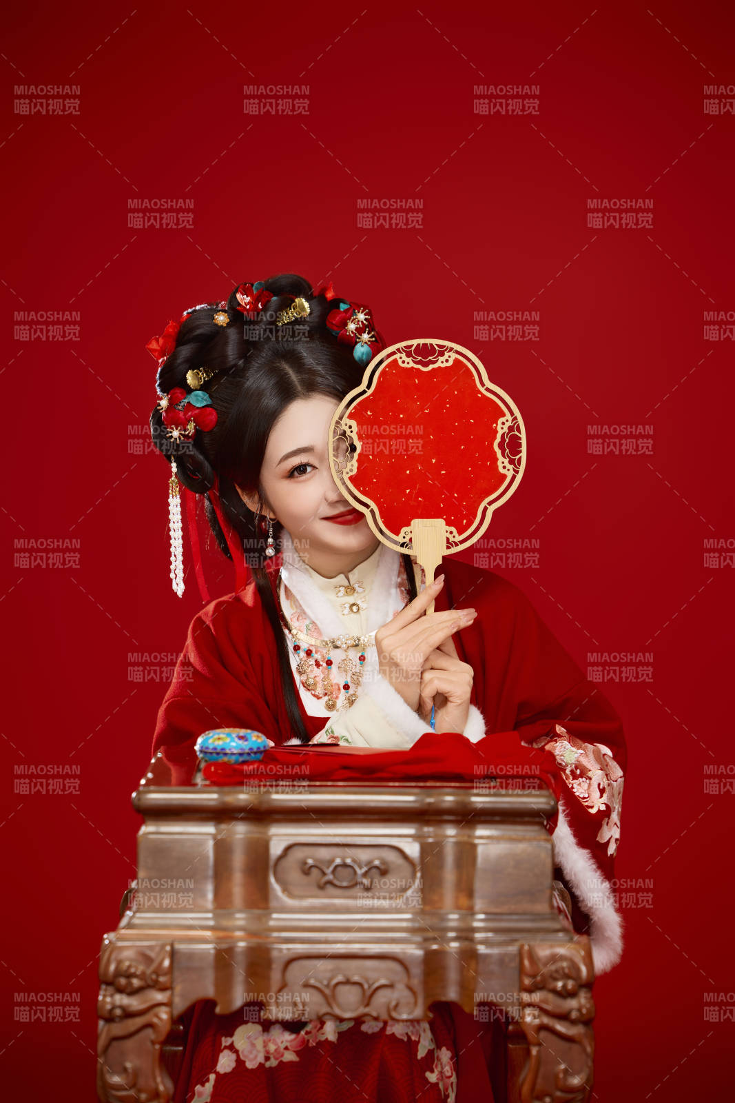 喜慶紅色背景下身穿中國漢服的年輕女性