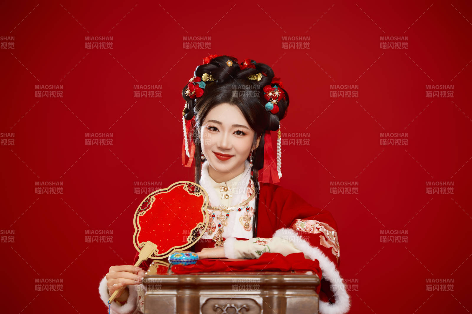 喜庆红色背景下身穿中国汉服的年轻女性