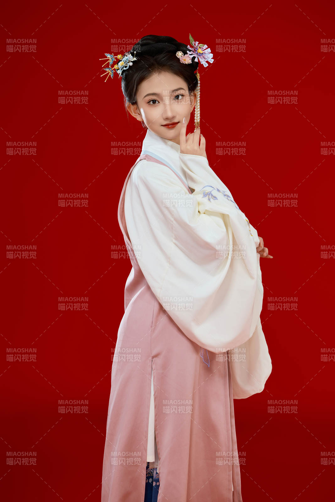 紅色背景下穿著中國明朝明制漢服服飾的少女
