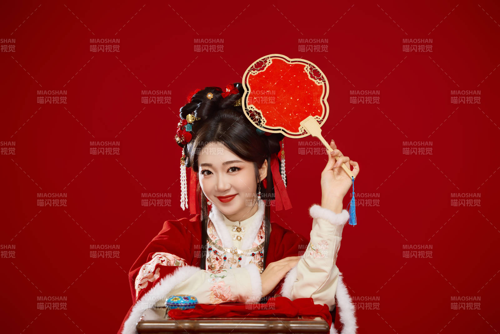 喜慶紅色背景下身穿中國漢服的年輕女性