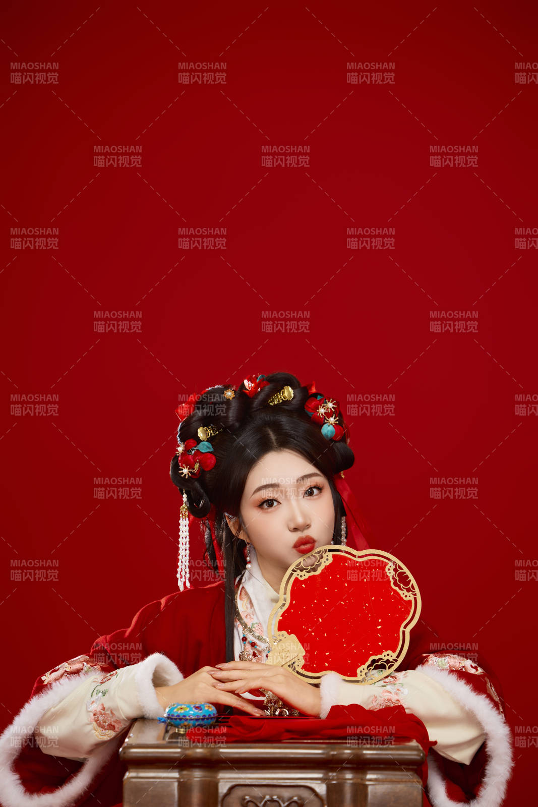 喜庆红色背景下身穿中国汉服的年轻女性