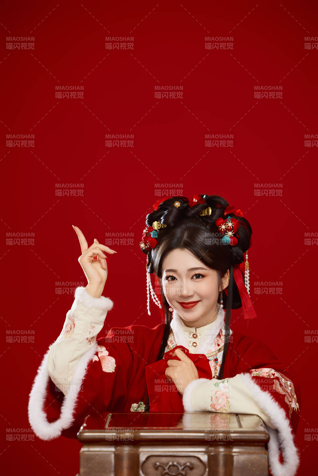 喜庆红色背景下身穿中国汉服的年轻女性