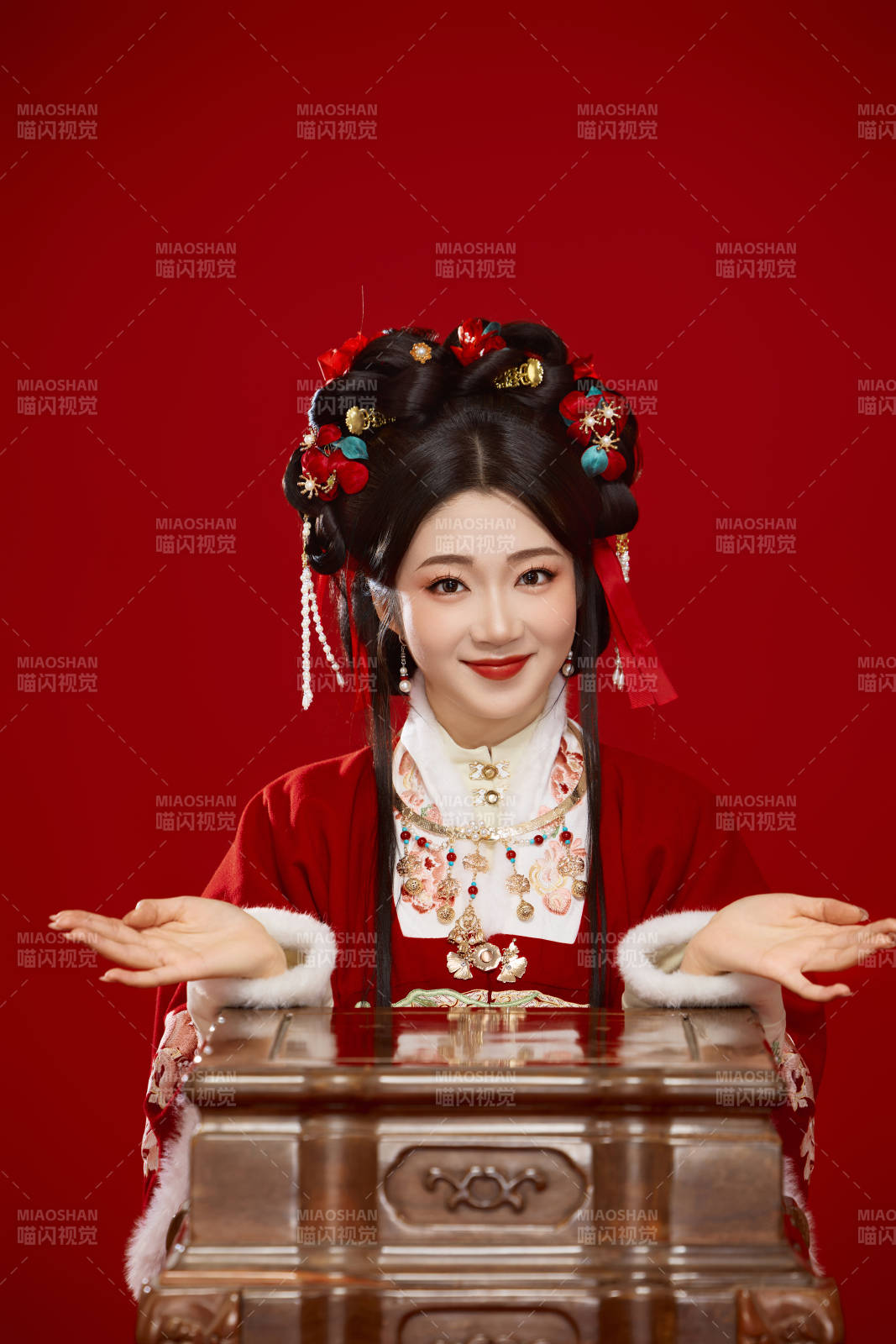 喜庆红色背景下身穿中国汉服的年轻女性