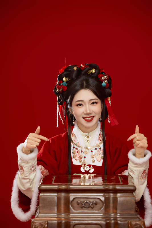 喜庆红色背景下身穿中国汉服的年轻女性