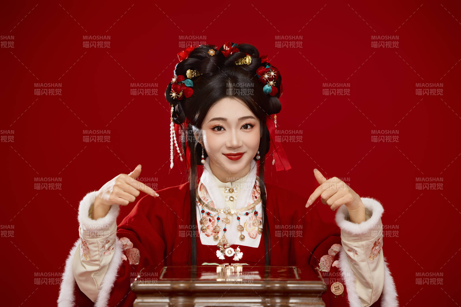 喜庆红色背景下身穿中国汉服的年轻女性