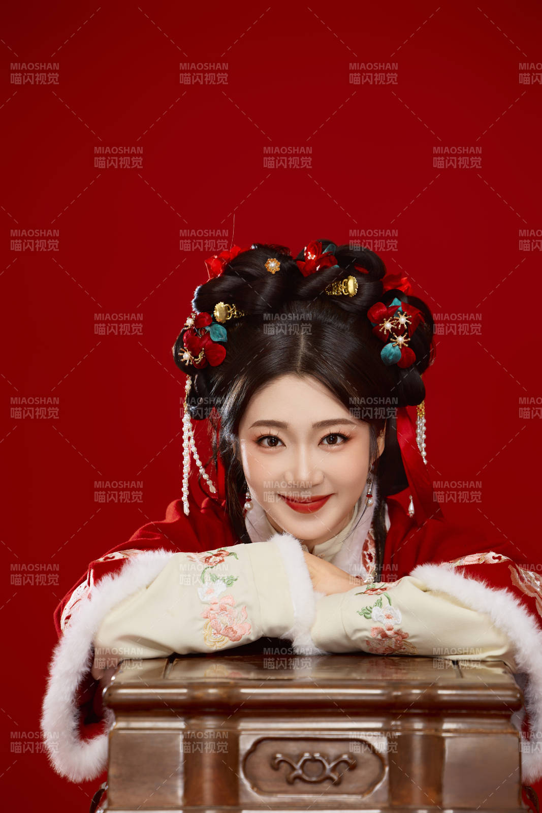 喜庆红色背景下身穿中国汉服的年轻女性