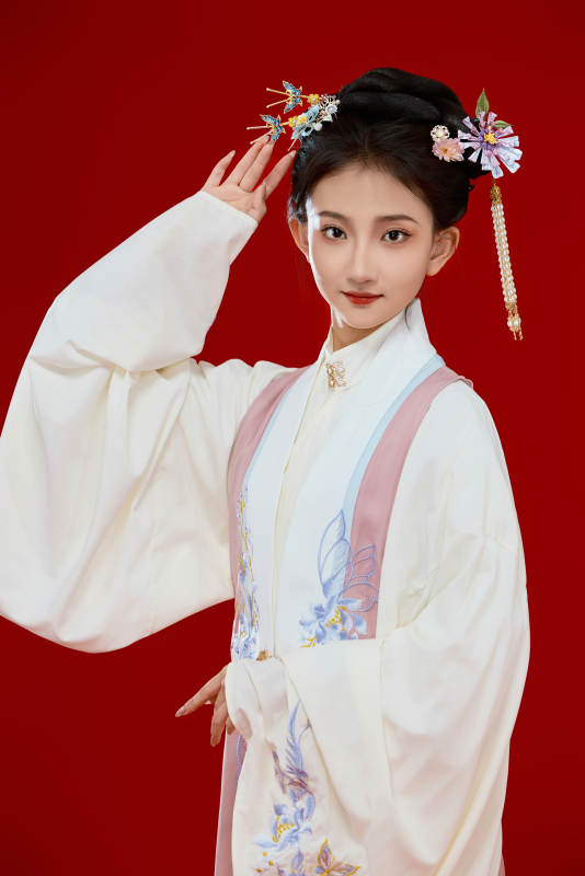 红色背景下穿着中国明朝明制汉服服饰的少女