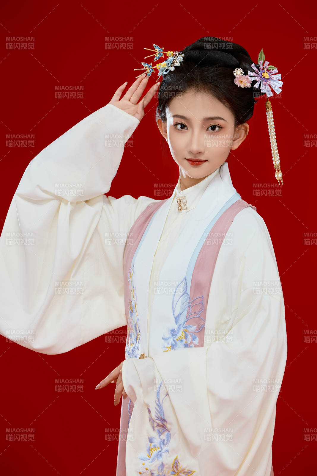 红色背景下穿着中国明朝明制汉服服饰的少女