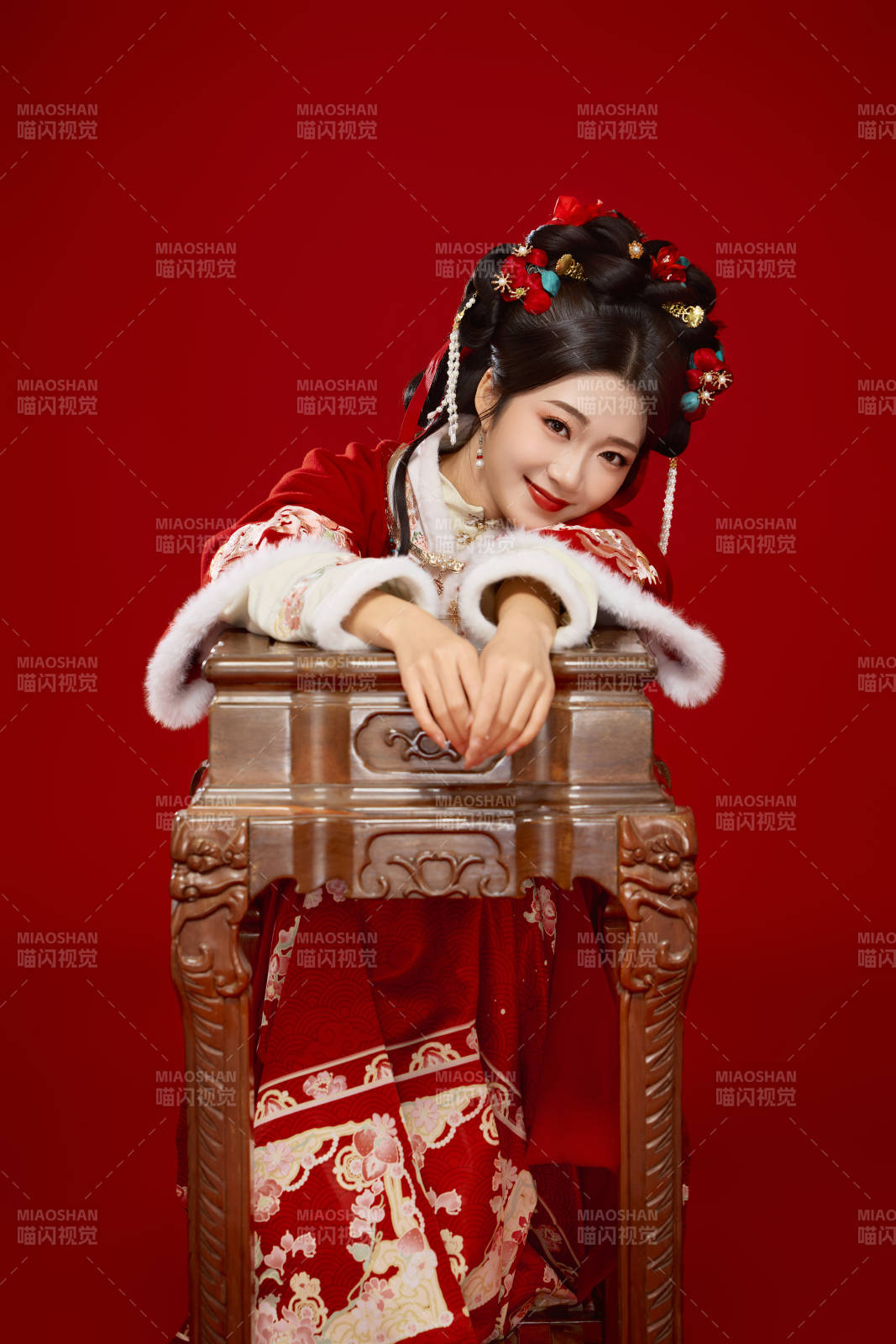 喜庆红色背景下身穿中国汉服的年轻女性