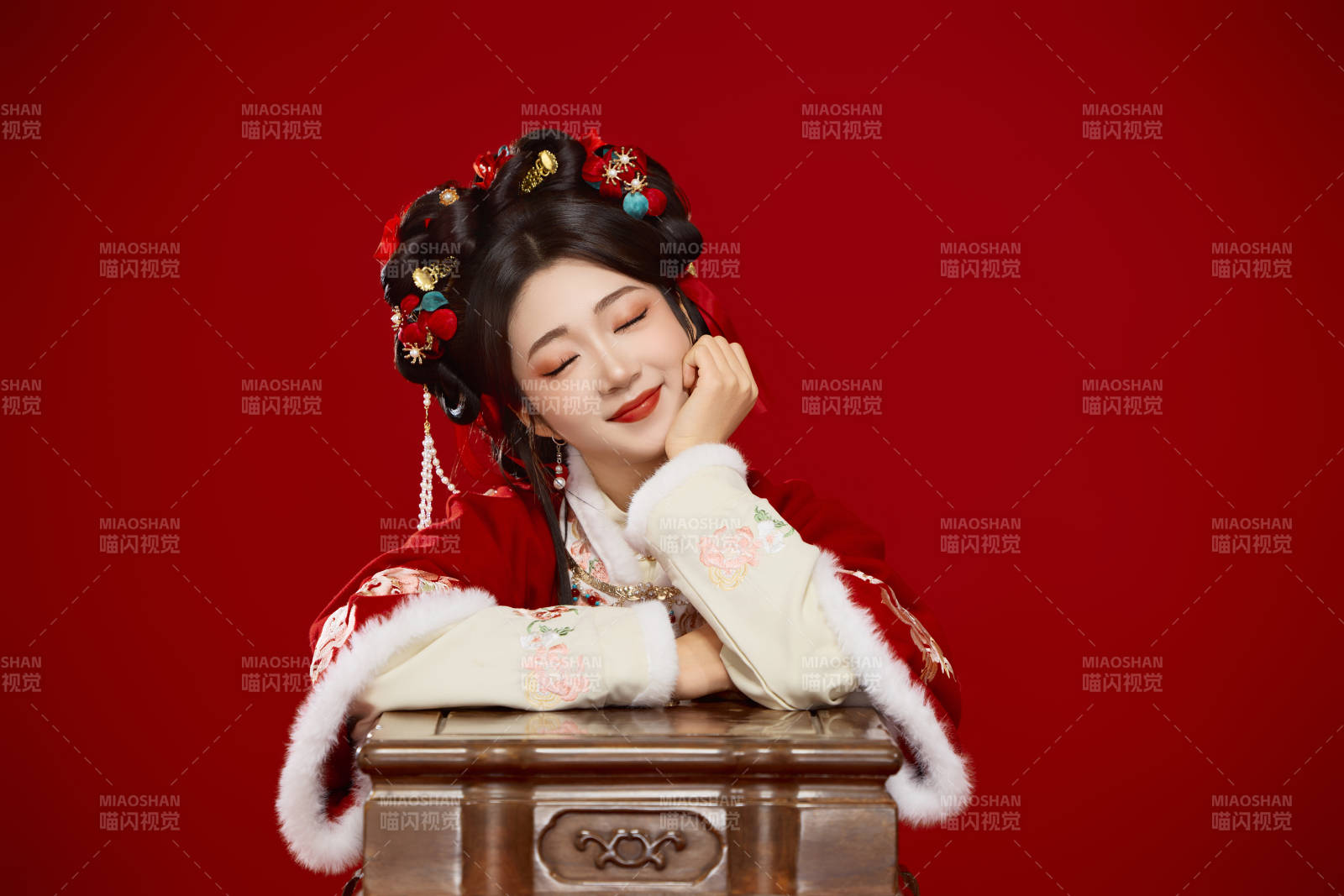 喜慶紅色背景下身穿中國漢服的年輕女性