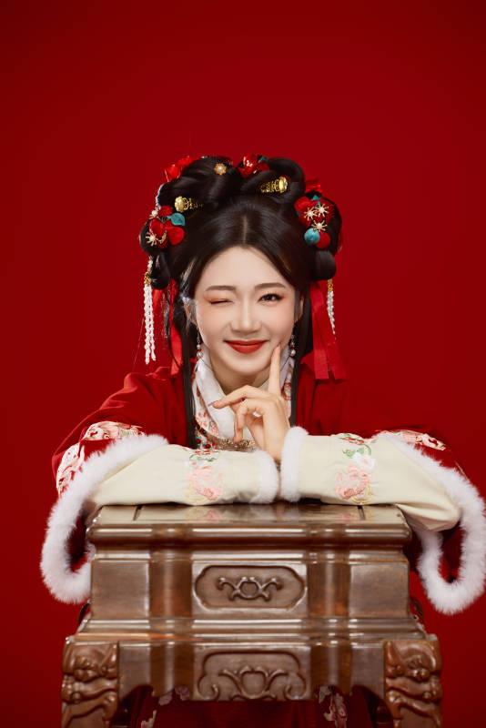 喜庆红色背景下身穿中国汉服的年轻女性