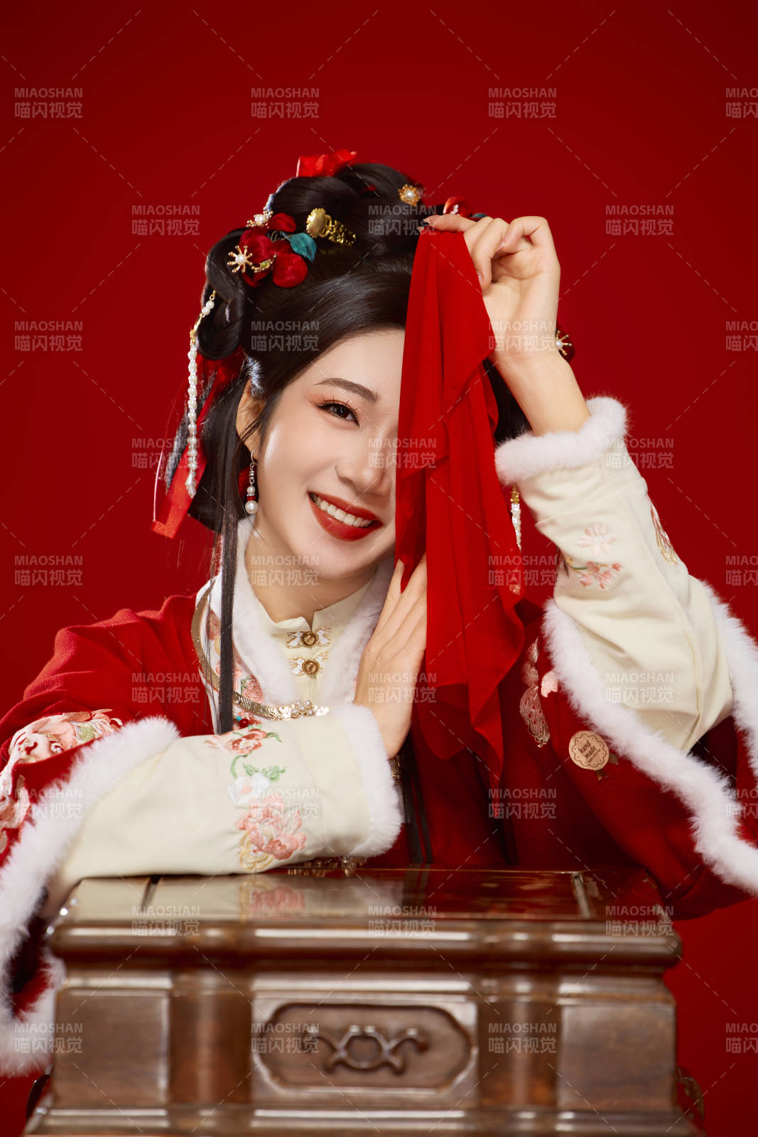 喜慶紅色背景下身穿中國漢服的年輕女性