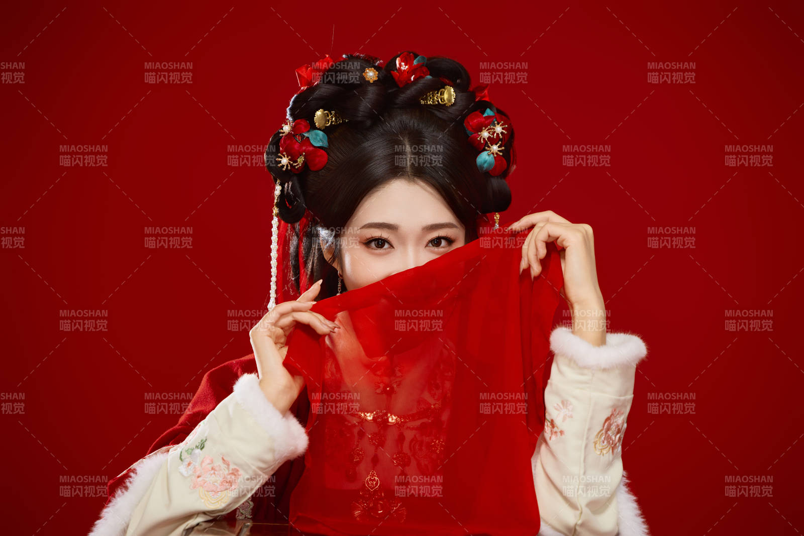 喜庆红色背景下身穿中国汉服的年轻女性