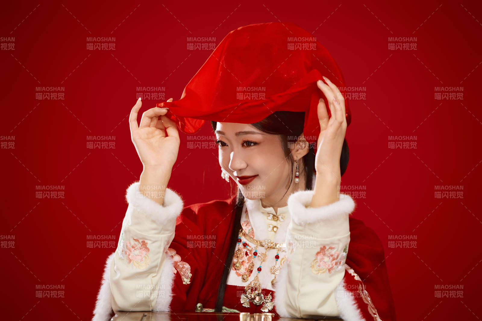 喜庆红色背景下身穿中国汉服的年轻女性