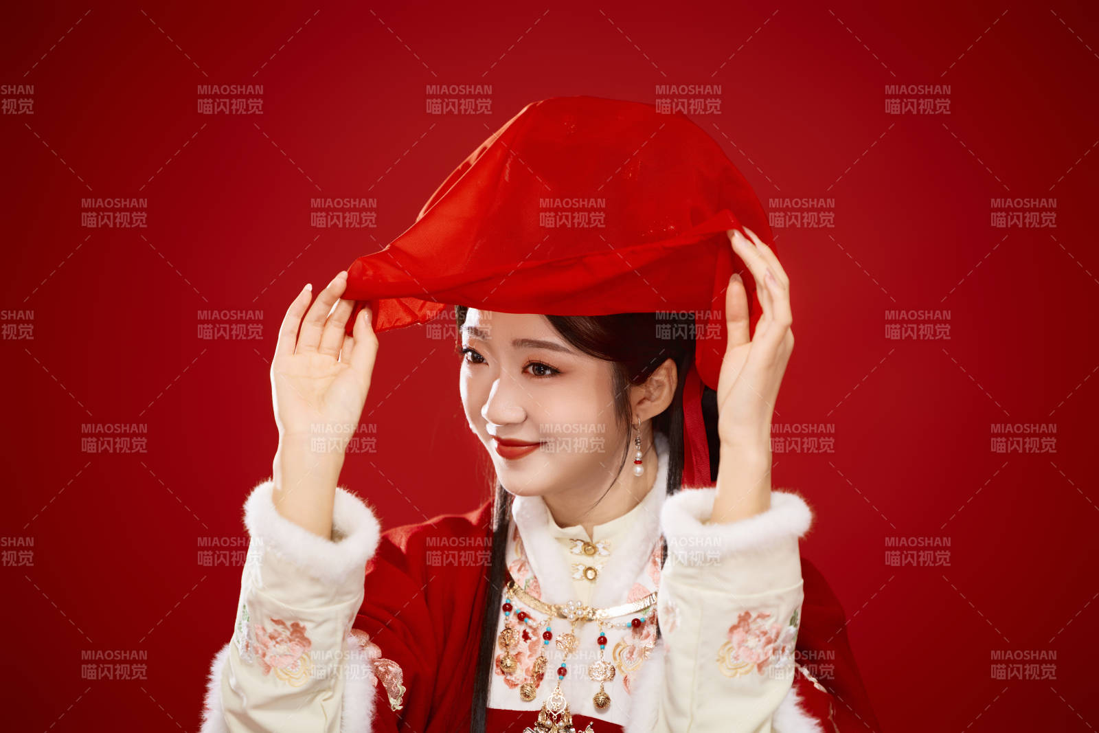 喜庆红色背景下身穿中国汉服的年轻女性