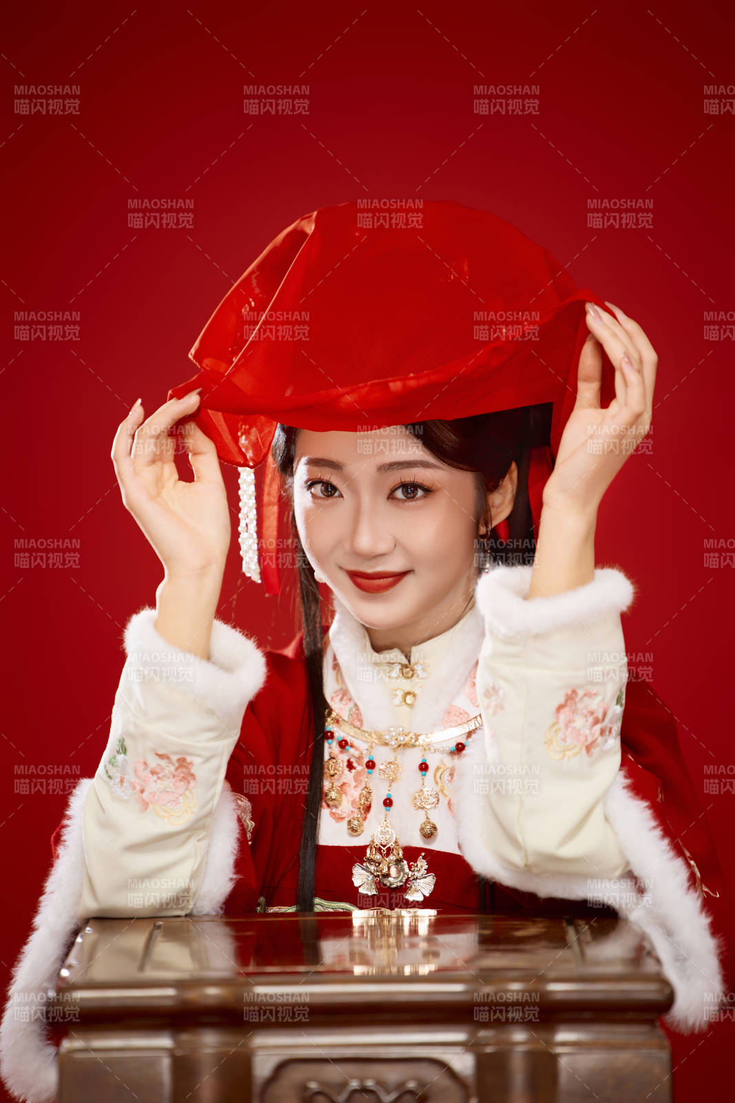 喜庆红色背景下身穿中国汉服的年轻女性