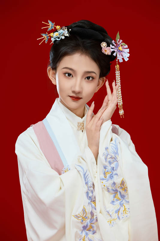 红色背景下穿着中国明朝明制汉服服饰的少女