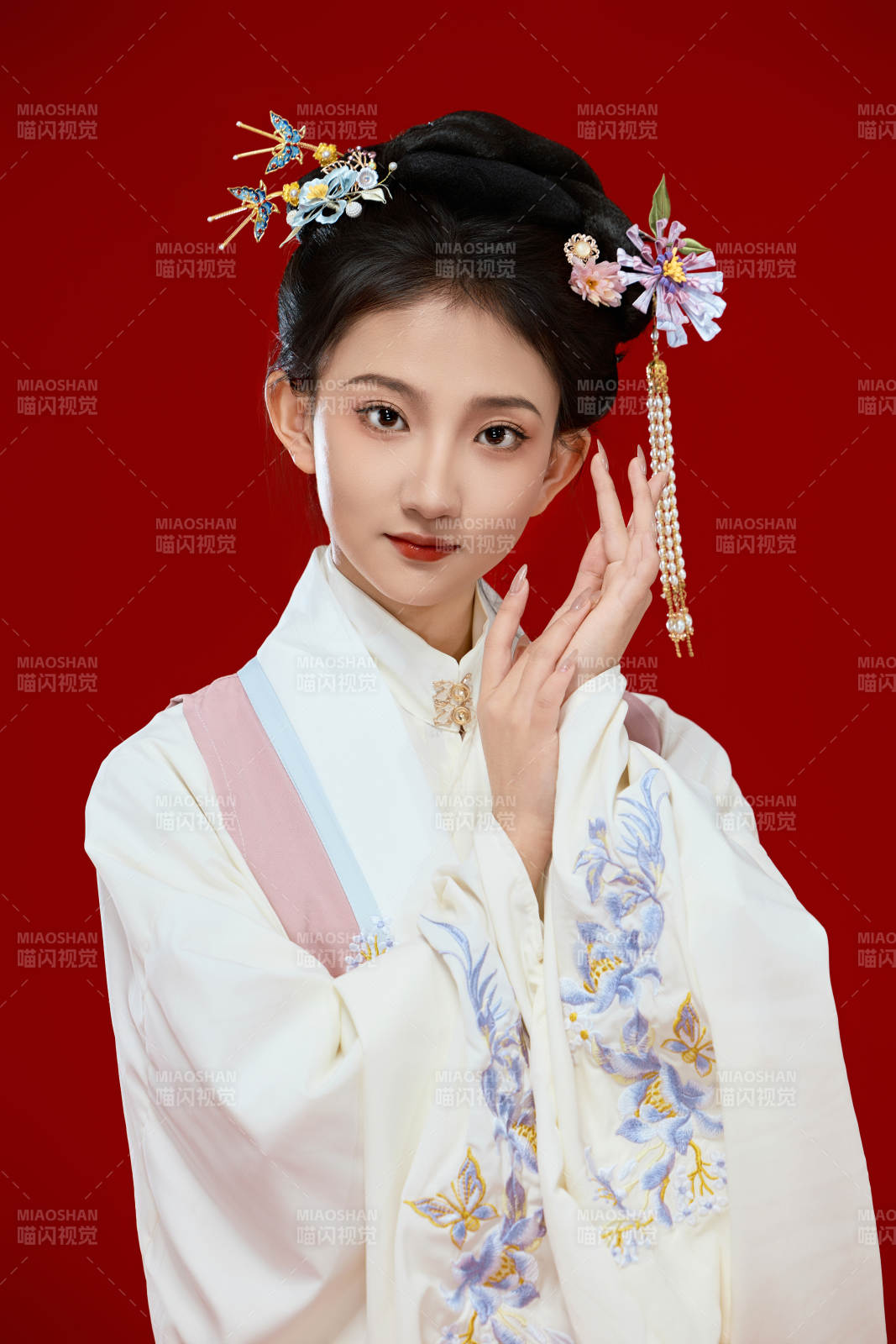 红色背景下穿着中国明朝明制汉服服饰的少女