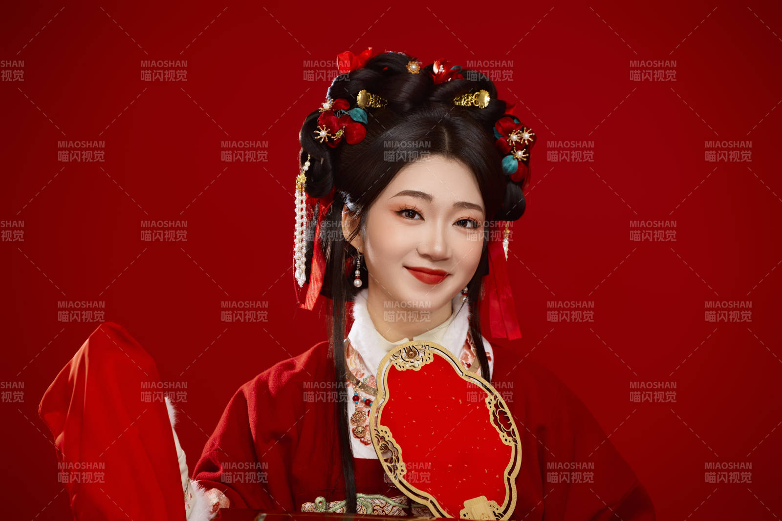 喜慶紅色背景下身穿中國漢服的年輕女性