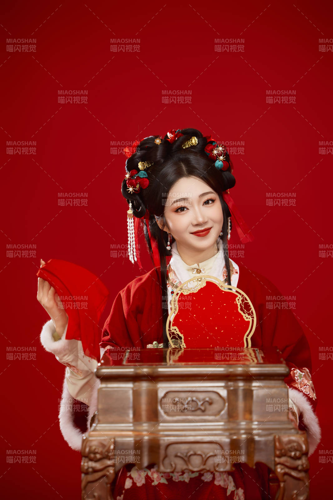 喜庆红色背景下身穿中国汉服的年轻女性