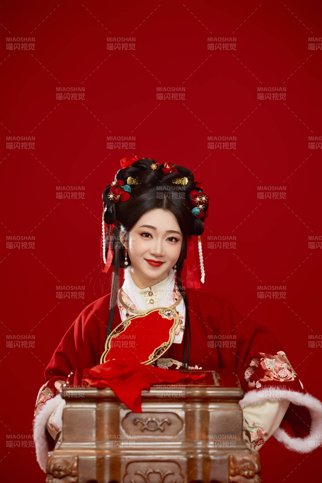 喜庆红色背景下身穿中国汉服的年轻女性