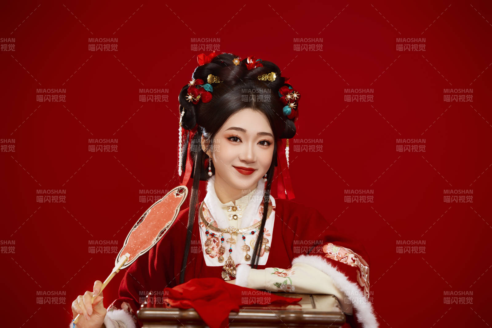 喜庆红色背景下身穿中国汉服的年轻女性