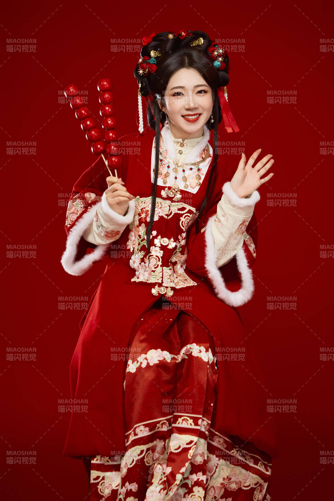 身穿喜庆汉服手拿糖葫芦的可爱中国美女