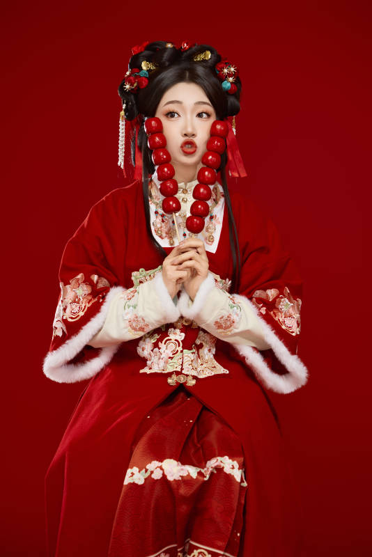 身穿喜庆汉服手拿糖葫芦的可爱中国美女