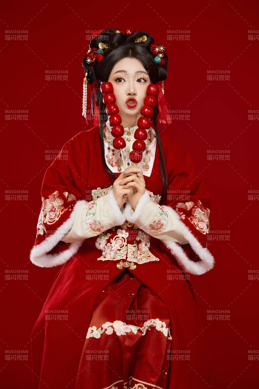 身穿喜庆汉服手拿糖葫芦的可爱中国美女