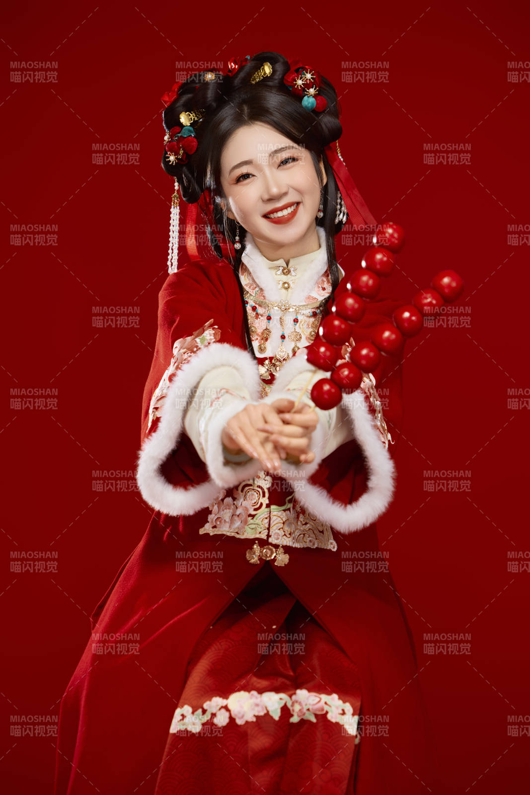 身穿喜庆汉服手拿糖葫芦的可爱中国美女