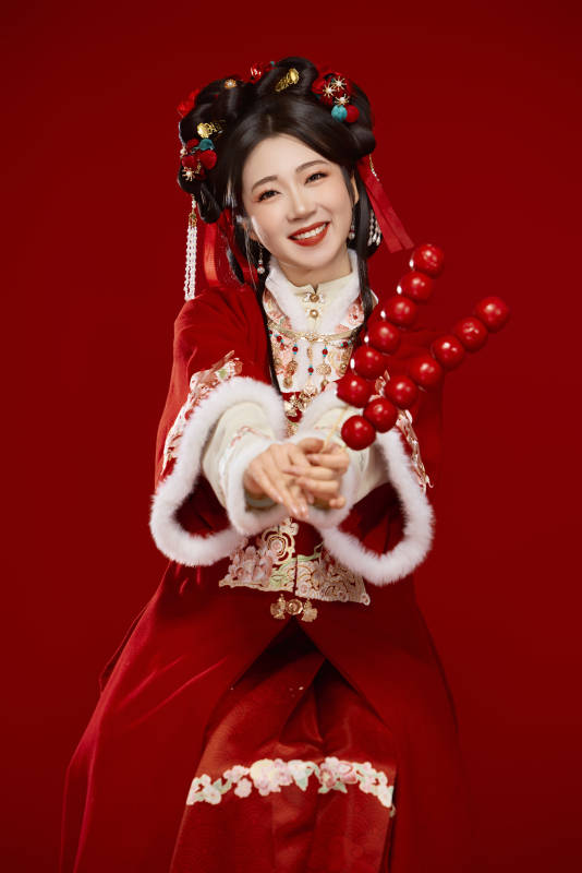身穿喜庆汉服手拿糖葫芦的可爱中国美女