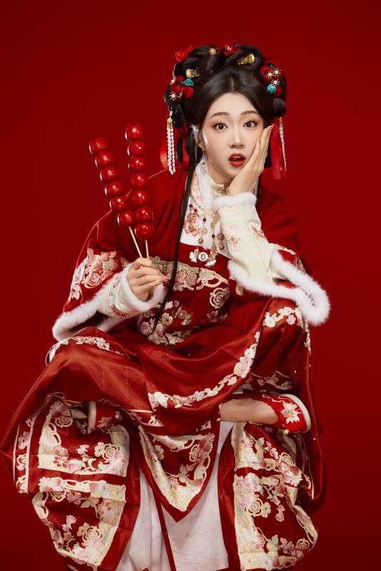 身穿喜庆汉服手拿糖葫芦的可爱中国美女