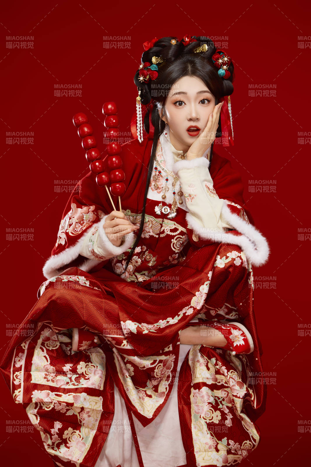 身穿喜慶漢服手拿糖葫蘆的可愛中國美女