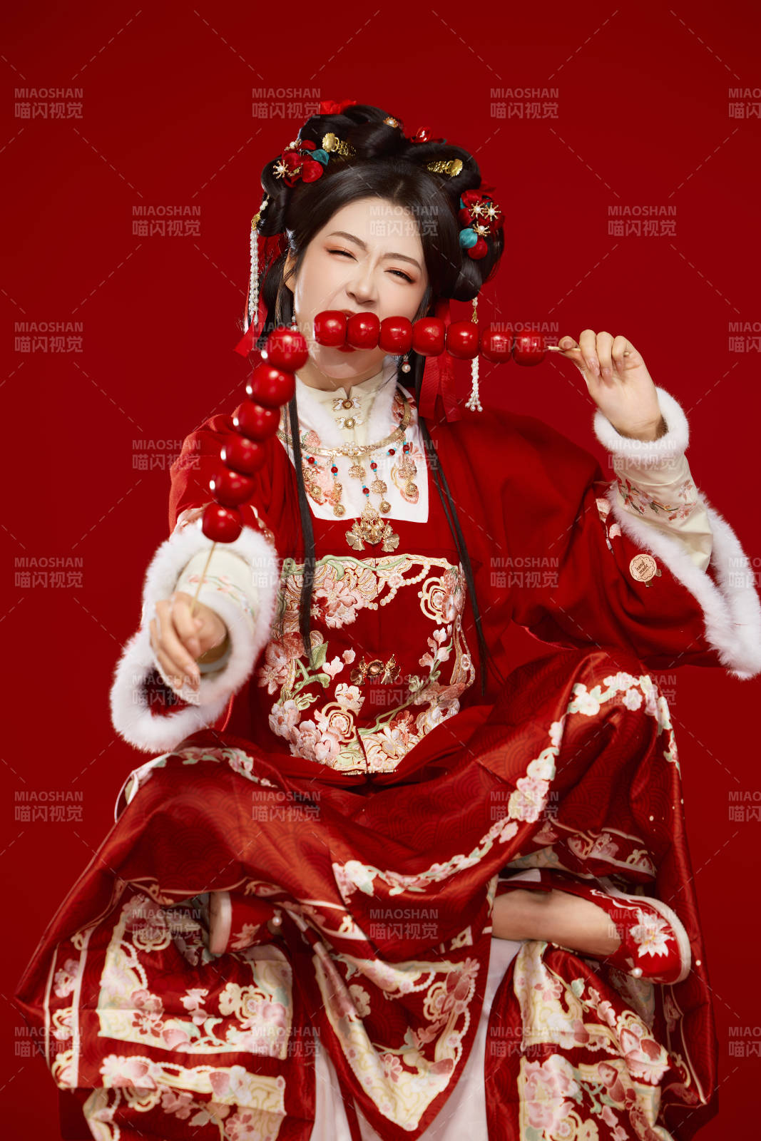 身穿喜庆汉服手拿糖葫芦的可爱中国美女