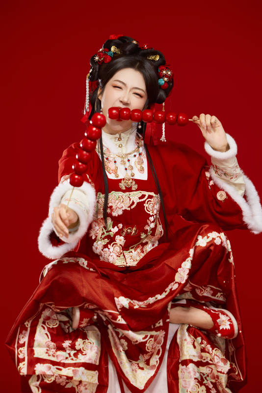 身穿喜庆汉服手拿糖葫芦的可爱中国美女