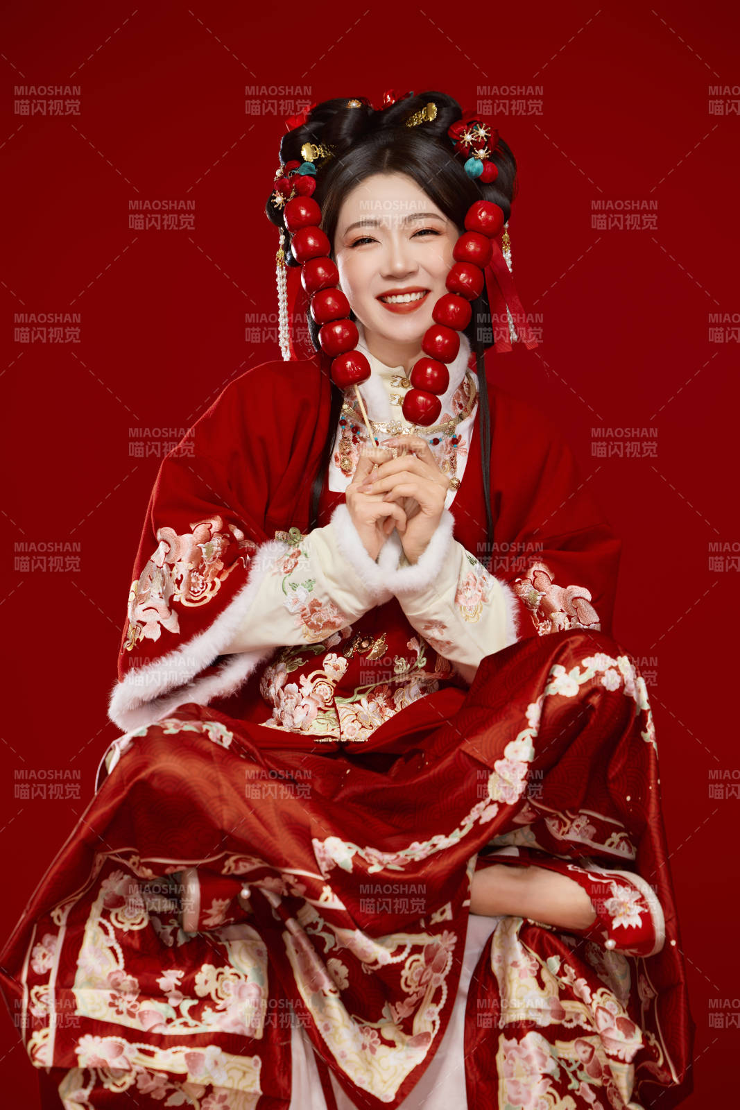 身穿喜庆汉服手拿糖葫芦的可爱中国美女