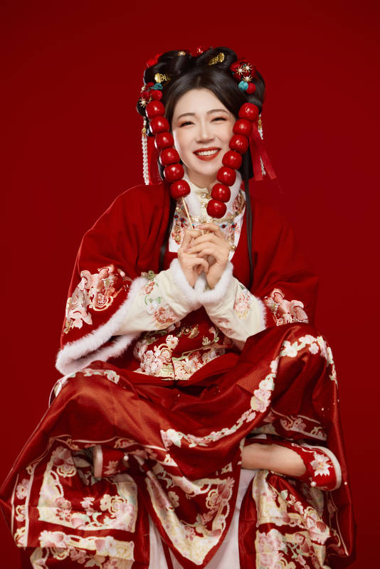 身穿喜庆汉服手拿糖葫芦的可爱中国美女