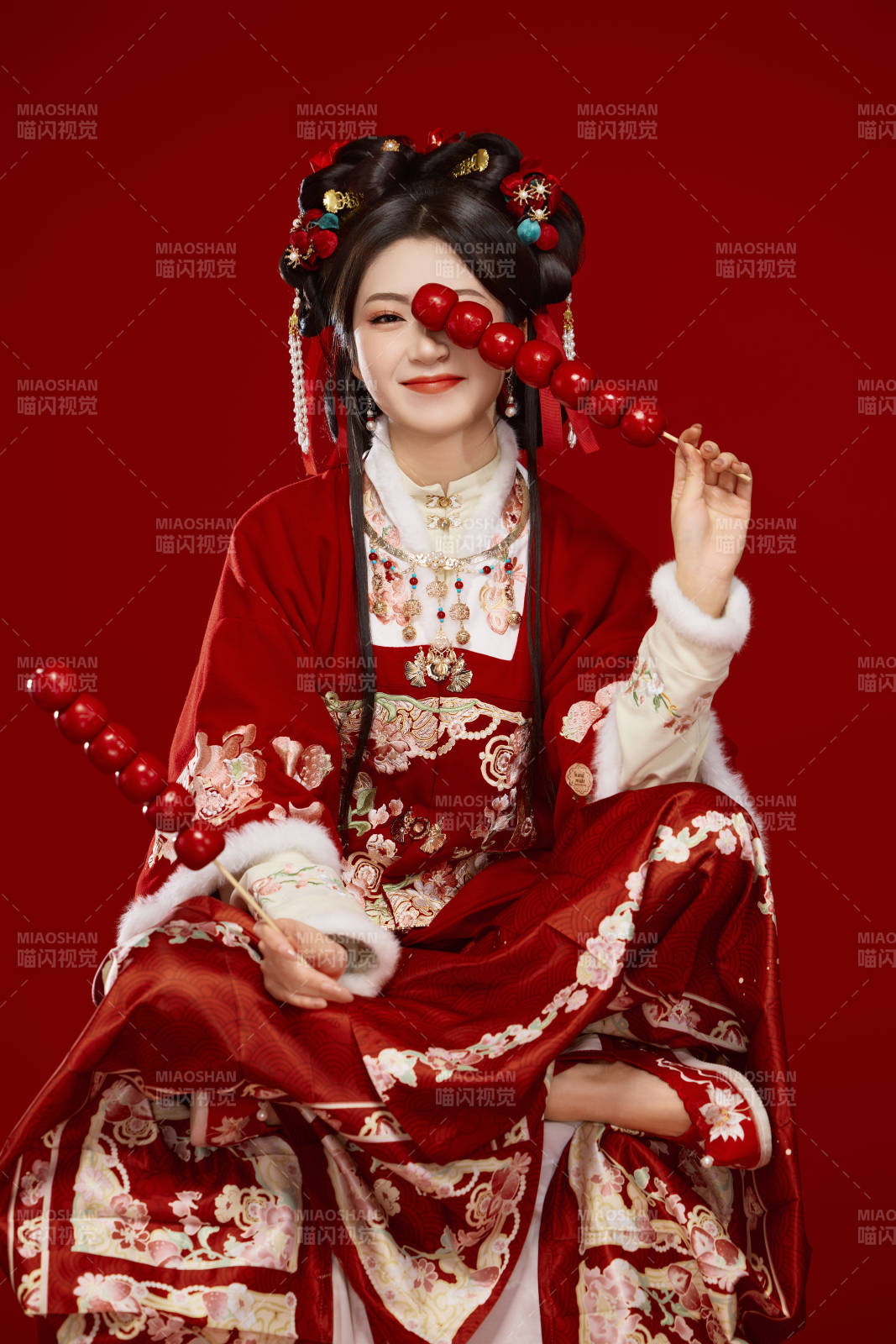 身穿喜庆汉服手拿糖葫芦的可爱中国美女