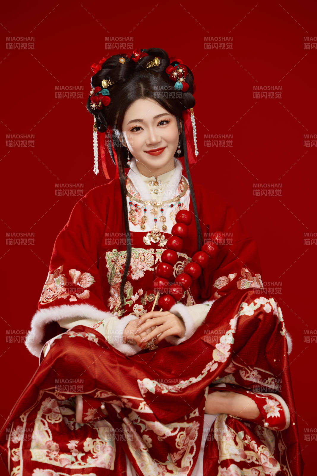 身穿喜庆汉服手拿糖葫芦的可爱中国美女