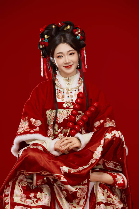 身穿喜庆汉服手拿糖葫芦的可爱中国美女