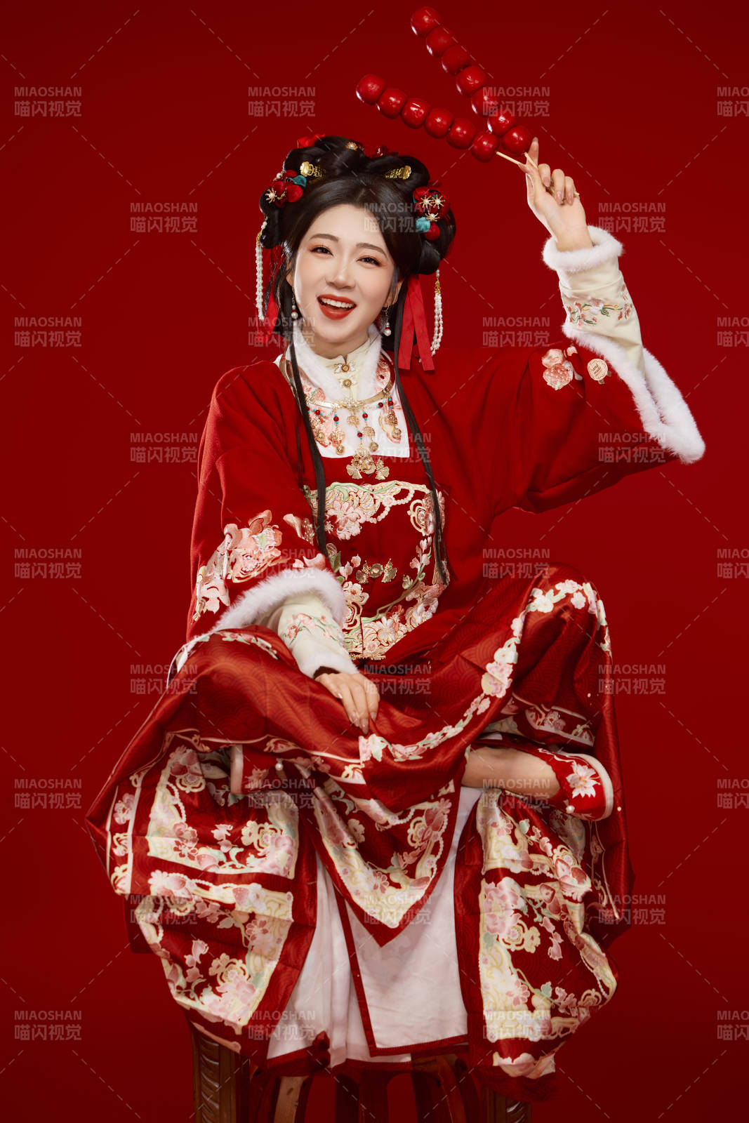 身穿喜慶漢服手拿糖葫蘆的可愛中國美女