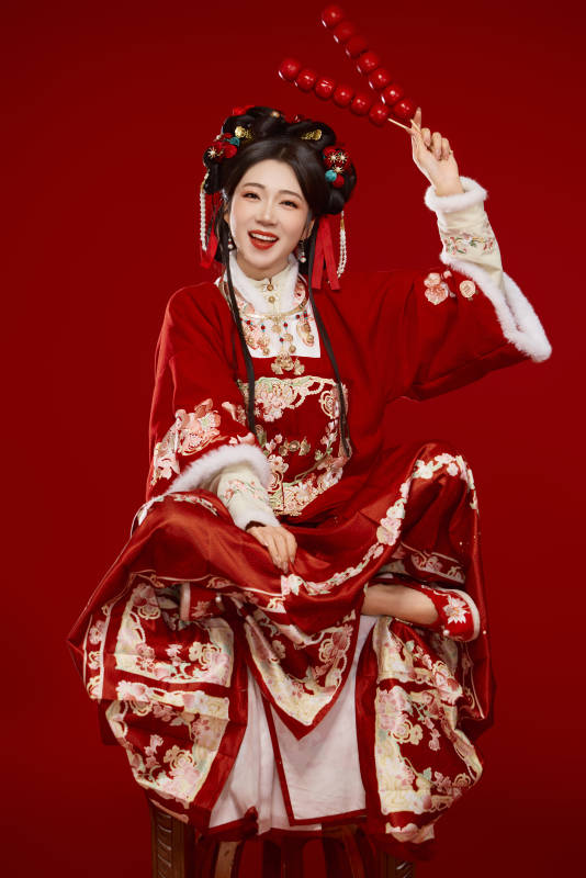 身穿喜庆汉服手拿糖葫芦的可爱中国美女