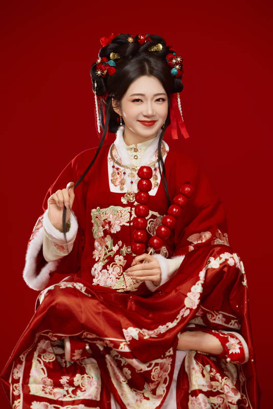 身穿喜庆汉服手拿糖葫芦的可爱中国美女