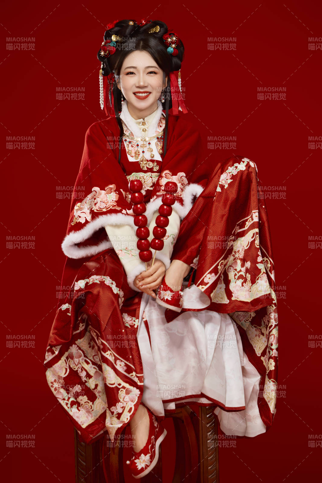 身穿喜庆汉服手拿糖葫芦的可爱中国美女