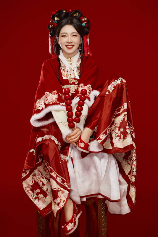 身穿喜庆汉服手拿糖葫芦的可爱中国美女